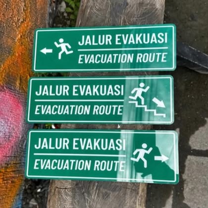 akrilik penanda jalur evakuasi